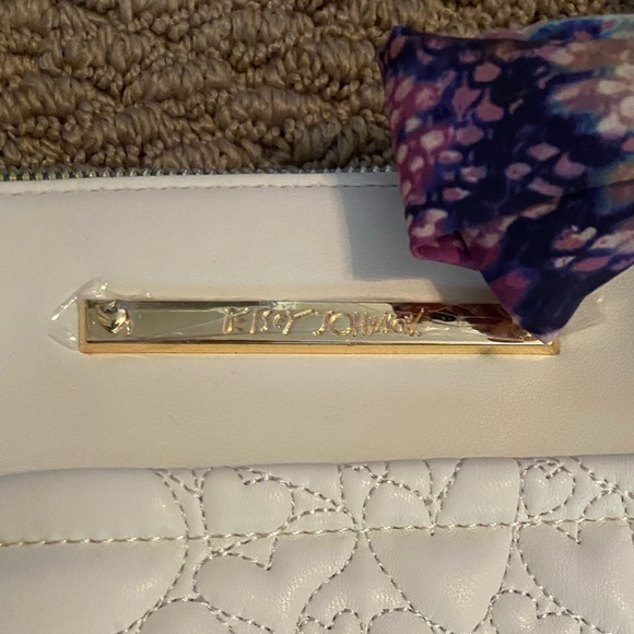 Betsey Johnson White Heart Embossed Shoulder Bag - AS IS 👌 - Picture 2 of 10